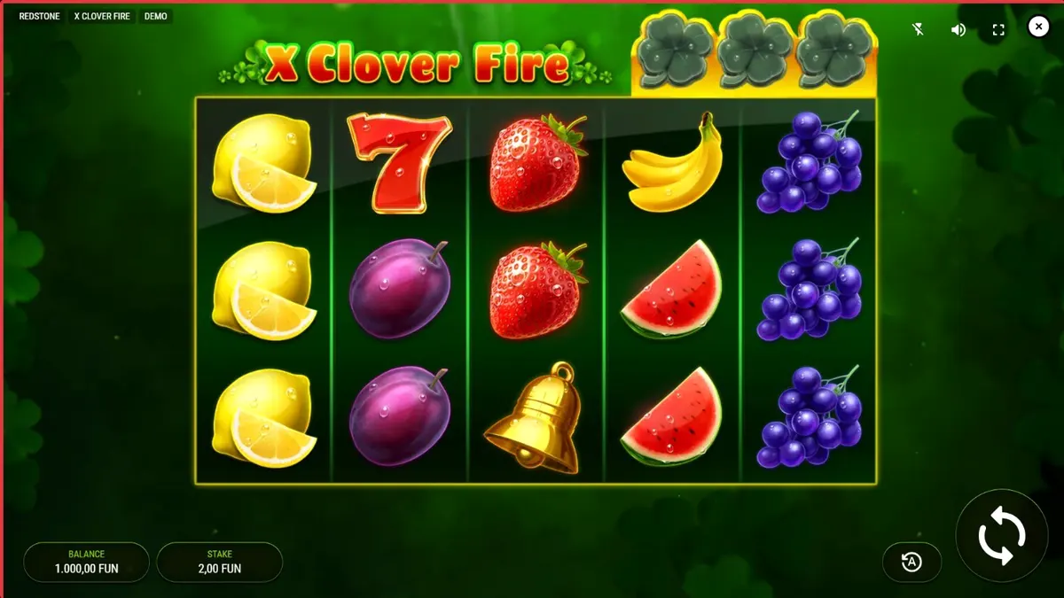 Interface do slot X Clover Fire com símbolos de frutas e trevos em chamas